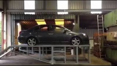 بالفيديو.. طريقة مبتكرة ورخيصة لرفع السيارة