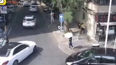 لحظة مصرع امرأة دهسا تحت عجلات سيارة (فيديو)