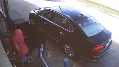 لقطات صادمة لــ«لصين» يسحلا امرأة ورجل لسرقتهم (فيديو)