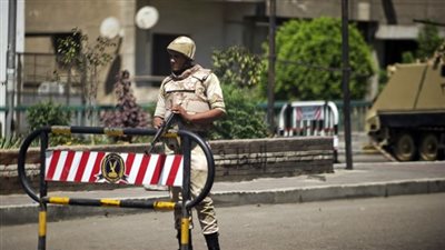 الجيش يغلق الطريق أمام جامعة القاهرة قبيل تظاهرات 