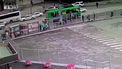 فتاة تتسبب في حادث دهس جماعي (فيديو)