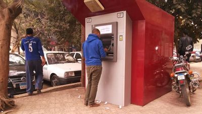 إقبال كبير على البنوك وماكينات الصرف الآلي قبل إجازة العيد