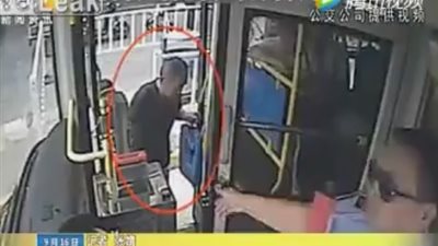 بالفيديو.. سائق يحمل عجوزا غير قادر لركوب الحافلة والهبوط منها