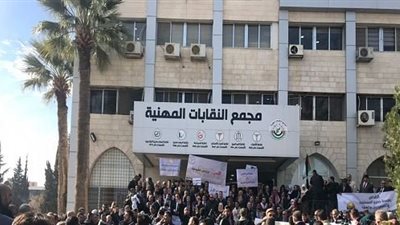 لائحة أجور الأطباء تفجر أزمة سياسية في الأردن