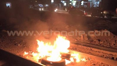بالصور.. أهالي الصالحية القديمة يقطعون الطريق عقب مصرع أحد أبنائهم