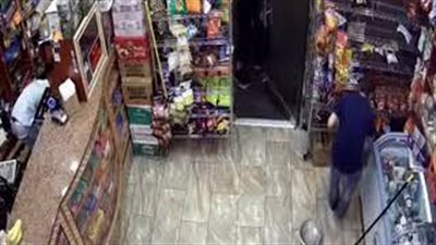 بالفيديو.. وفاة عضو عصابة خلال شرائه البيرة