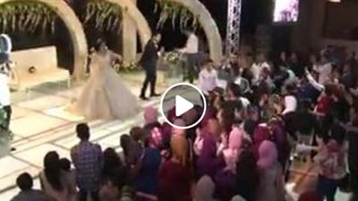 بالفيديو.. عروسان يشعلان فرحهما بأغنية مشتركة