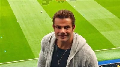 عمرو دياب يحضر مباراة أرسنال وتشيلسي في إنجلترا