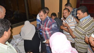 بالصور.. رئيس مدينة المحلة يوزع 500 كرتونة تحيا مصر على العمال