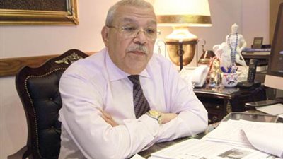 محام يتقدم بمذكرة للنائب العام لسحب الأوسمة والنياشين من «المعزول»