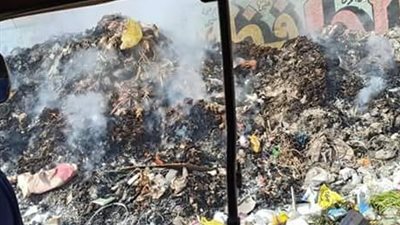 مواطن يشكو من انتشار القمامة بالشوارع في جسر السويس