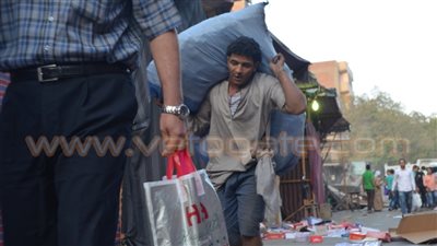 بالفيديو والصور.. «حلوان بتنضف».. حملة لإخلاء محيط «مترو حلوان» من الباعة.. 200 سيارة و500 عامل يشاركون في العملية.. «ونش» يهدم أحد الأكشاك وإزالة مسجد مخالف.. وتسكينهم ب