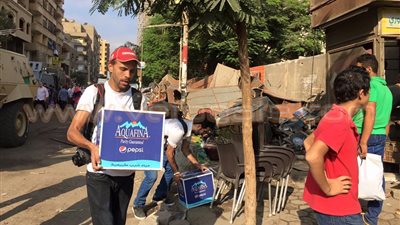 بالفيديو والصور.. أصحاب الأكشاك المخالفة بحلوان يجمعون بضائعهم