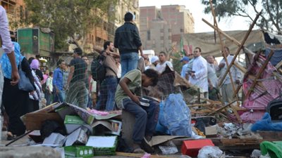 بالفيديو والصور.. إخلاء محيط «مترو حلوان» من الباعة الجائلين