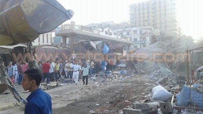 بالفيديو.. اللقطات الأولى لإخلاء محيط «مترو حلوان» من الباعة الجائلين