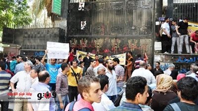 وقفة احتجاجية لآباء خريجي الجامعات أمام التعليم العالي