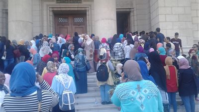 بالصور.. إقبال كثيف من طلاب جامعة القاهرة على حضور أسبوع التوعية