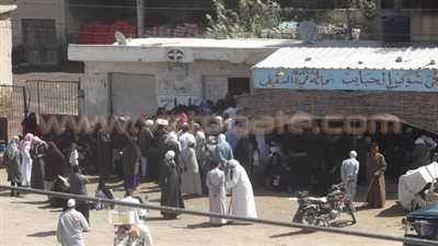 بالصور.. تزاحم أصحاب المعاشات على مكاتب بريد البحيرة قبل العيد