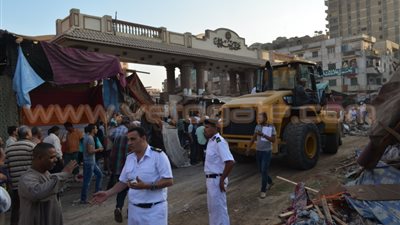 بالفيديو.. الباعة الجائلون ينقلون بضائعهم من محيط مترو حلوان