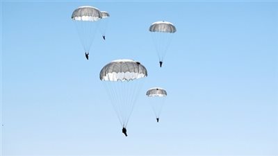 الصحافة الأجنبية: تدريبات مشتركة لقوات المظلات الروسية والمصرية