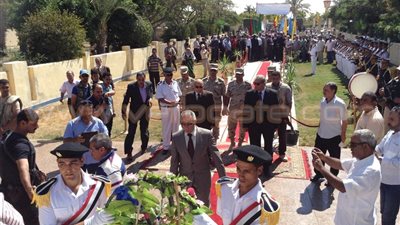 بالصور.. حرحور يضع الزهور على النصب التذكاري بشمال سيناء
