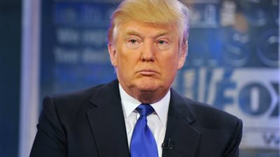 بالفيديو.. ترامب يضرب هيلاري كلينتون بكرة جولف