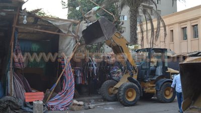 بالفيديو.. «ونش» يزيل أحد الأكشاك أمام محطة مترو حلوان