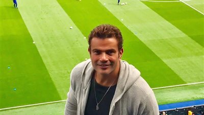 عمرو دياب يتصدر «تويتر» بعد نشر صورته في مباراة أرسنال