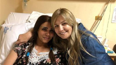 نهال عنبر وإيهاب توفيق يزوران إيناس عز الدين في المستشفى (صور)