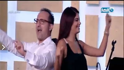 بالفيديو.. مي عادل تشعل ستوديو «شريف مدكور» بوصلة رقص