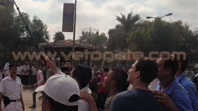 بالصور.. شباب حلوان يلتقطون «سيلفي» فرحًا بإزالة الإشغالات