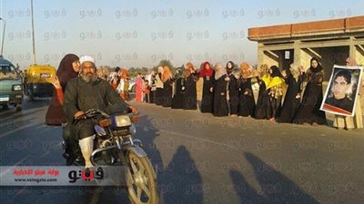 سلسلة بشرية لـ