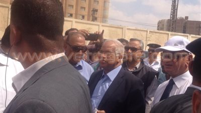 بالفيديو والصور.. محافظ القاهرة يصل سوق توشكى بحلوان