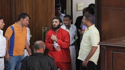 الدفاع يعترض على ارتداء «حبارة» بذلة الإعدام في «مذبحة رفح الثانية»