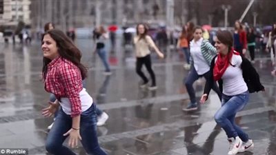 بالفيديو والصور.. شاهد أجرأ طريقة طلب زواج من شاب لفتاة