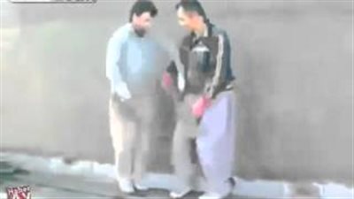 بالفيديو.. عاملا بناء يتعرضان لموقف محرج على «سقالة»