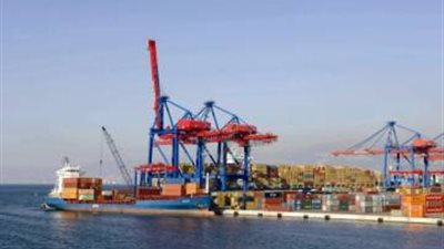 ميناء دمياط يستقبل 29 ألف طن قمح و11 سفينة