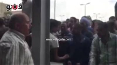 بالفيديو.. عقيد شرطة بسوق توشكى لـ«الباعة» المحتجين: «اطلعوا بره»