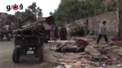 بالفيديو.. بائعو الخردة يجمعون بقايا الأكشاك المخالفة بحلوان