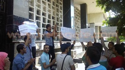 بالفيديو والصور.. الحاصلون على الدبلومات يطالبون برحيل رئيس قطاع التعليم