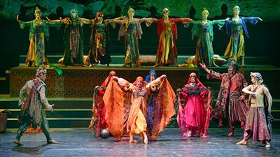 لوحة بأجساد راقصي فرقة كركلا في مهرجانات بيبلوس بشمال بيروت