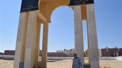 محافظ البحر الأحمر يزور النصب التذكاري بمقابر الشهداء (صور)