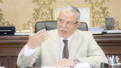 محافظ المنيا يسلم كراسي متحركة لشقيقين من ذوي الإعاقة