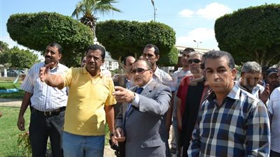 بالصور.. محافظ الإسماعيلية يتفقد أعمال صيانة المسطحات الخضراء