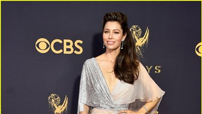 بالصور.. جيسيكا بيل بإطلالة مثيرة في حفل توزيع جوائز إيمي