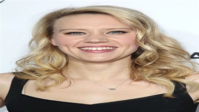 كيت ماكينون تحصد جائزة افضل» ممثلة مساعدة بمسلسل كوميدي في حفل إيمي