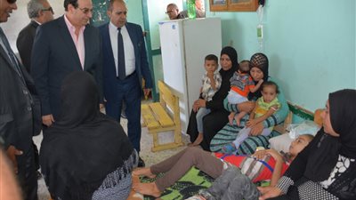 محافظ الدقهلية يزور أسر العقار المنهار بقرية عرب زيدان (صور)