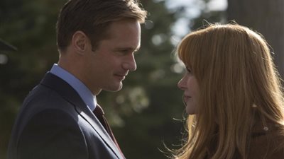 ألكسندر سكارسجارد يحصد جائزة أفضل ممثل مساعد بمسلسل قصير في إيمي