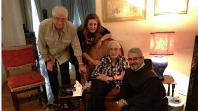 محمود قابيل ويسرا والأب بطرس دانيال يحتفلون بعيد ميلاد جميل راتب (صور)