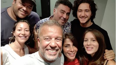 شريف منير ينشر صورة برفقة منى زكي ومنة شلبي وأحمد مالك: «مفاجأة»